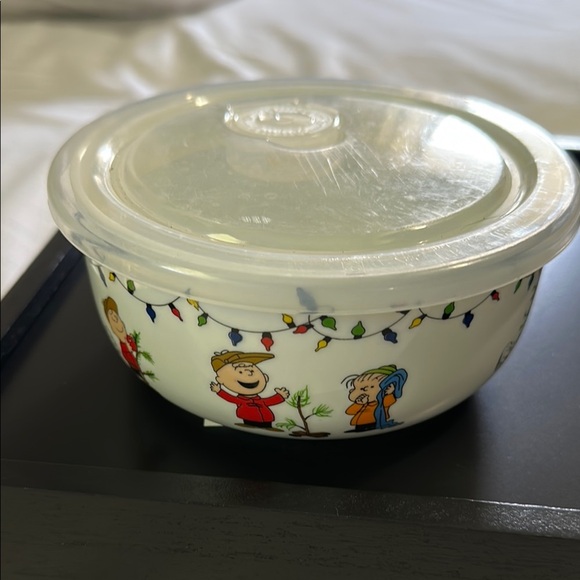 Peanuts Christmas Bowl with‎ Lid - Picture 1 of 6